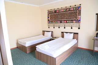 Отель Khan Tengri Hotel Naryn Двухместный номер с 2 отдельными кроватями и душем-2