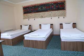 Отель Khan Tengri Hotel Naryn Семейный номер с душем-1