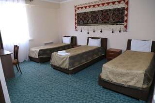 Отель Khan Tengri Hotel Naryn Семейный номер с душем-2