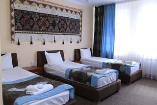 Отель Khan Tengri Hotel Naryn Семейный номер с душем-3