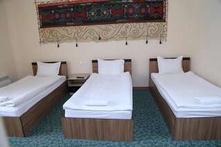 Отель Khan Tengri Hotel Naryn Семейный номер с душем-4