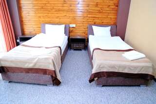 Отель Khan Tengri Hotel Naryn Двухместный номер с 2 отдельными кроватями и душем-4