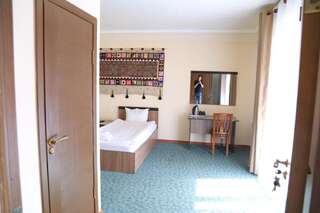 Отель Khan Tengri Hotel Naryn Двухместный номер с 2 отдельными кроватями и душем-5