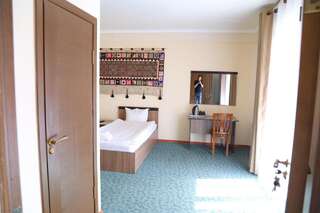 Отель Khan Tengri Hotel Naryn Двухместный номер с 2 отдельными кроватями и душем-1